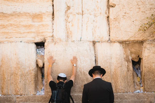 Judíos rezando en el muro occidental — Foto de Stock