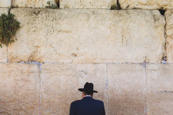 Jew standing in front of Wailing Wall — Stock Photo, Image