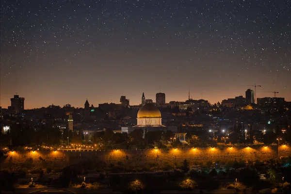 Luzes noturnas da paisagem urbana de Jerusalém — Fotografia de Stock