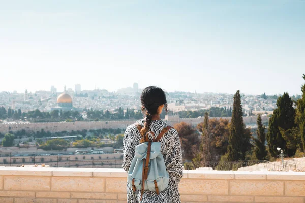 Girl standing over cityscape Royalty Free Stock Photos