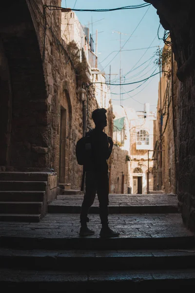 Sylwetka mężczyzna stojący w archway — Zdjęcie stockowe