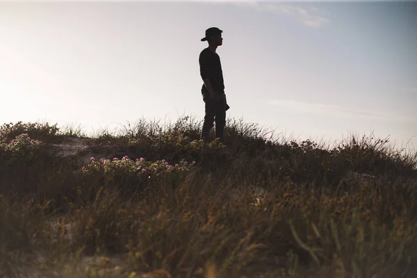 Young man standing in the field — Stock Photo, Image