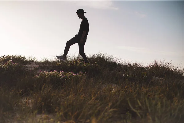 Young man standing in the field — Stock Photo, Image