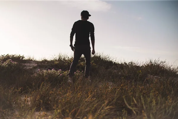 Jeune homme debout sur le terrain — Photo