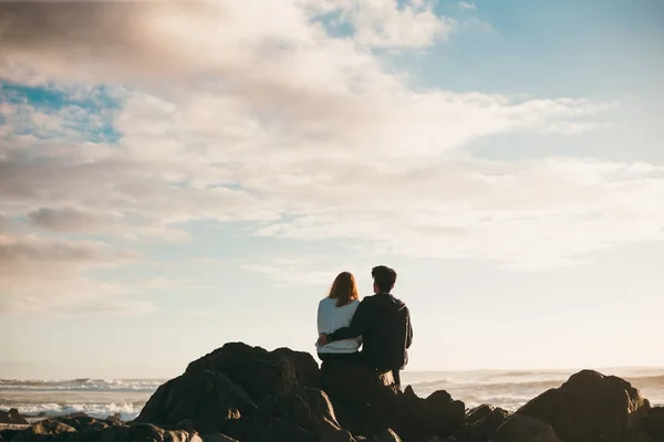 Pareja joven en la orilla del mar — Foto de Stock