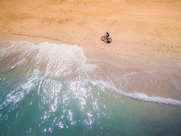 Pengendara sepeda di pantai berpasir Stok Foto Bebas Royalti