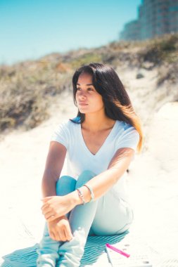 Genç kadın zevk kumlu plaj