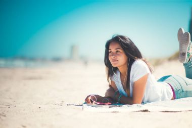 Genç kadın zevk kumlu plaj