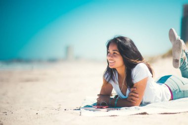 Genç kadın zevk kumlu plaj