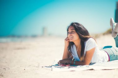 Genç kadın zevk kumlu plaj