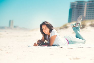 Genç kadın zevk kumlu plaj