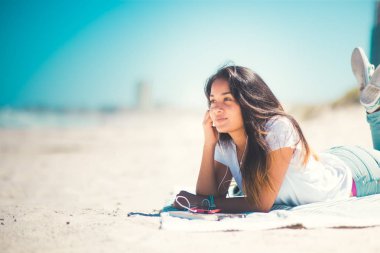 Genç kadın zevk kumlu plaj