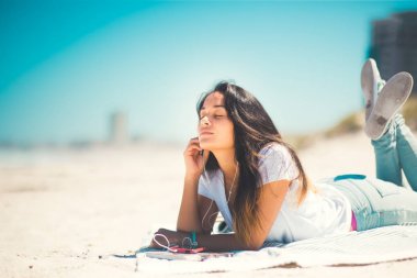 Genç kadın zevk kumlu plaj