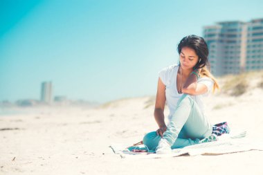 Genç kadın zevk kumlu plaj