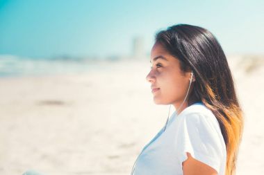 Genç kadın zevk kumlu plaj