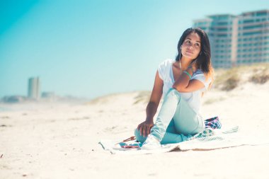 Genç kadın zevk kumlu plaj