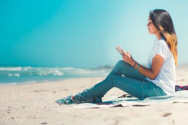 Genç kadın zevk kumlu plaj