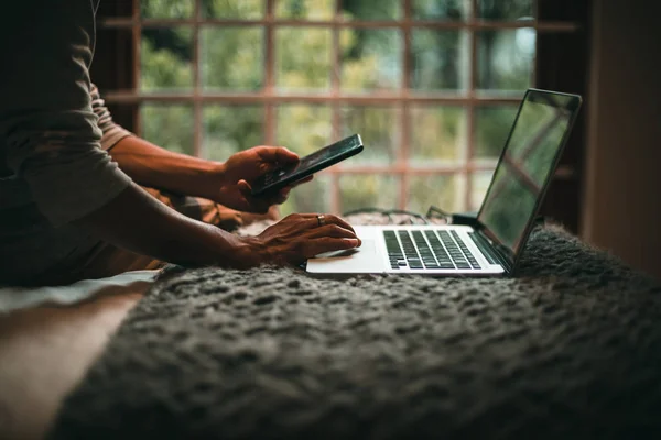 Man bekerja pada laptop — Stok Foto
