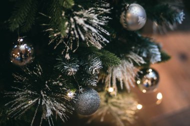 Parlak Noel ağacı süsleme, Noel ruhu