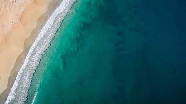 海洋海滩在夏天 鸟瞰图 — 图库照片