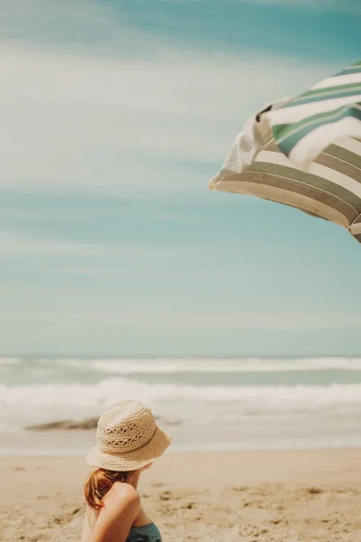 Jovem Mulher Oceano Praia Verão — Fotografia de Stock