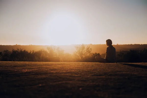 Jeune Femme Assise Sur Champ Coucher Soleil — Photo