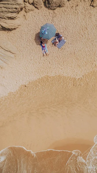 Ocean Beach Yaz Aylarında Genç Insanlar Rahatlatıcı Havadan Görünümü — Stok fotoğraf