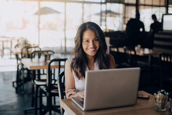 Retrato Joven Chica Raza Mixta Sonriendo Mirando Cámara Mientras Usa — Foto de Stock