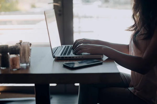 Sebagian Tampilan Gadis Muda Menggunakan Laptop Duduk Meja Kafe — Stok Foto