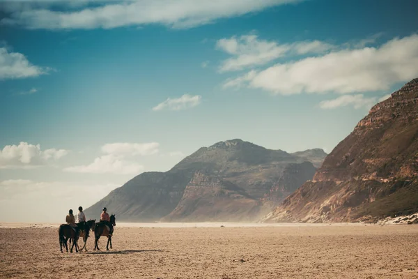 People Riding Horses Desert — Stock Photo, Image