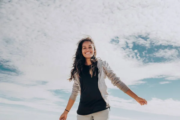 Mujer Feliz Posando Sobre Nubes Fondo — Foto de Stock