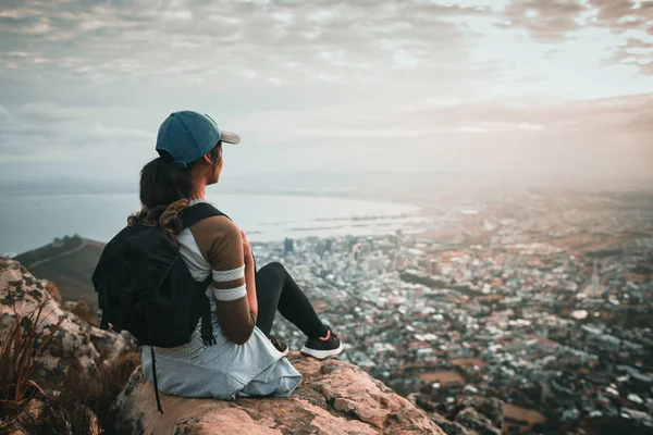 Mujer Excursionista Las Montañas Sobre Ciudad — Foto de Stock