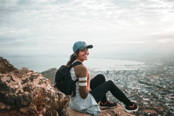 Жінка Пішки Горах Над Містом — стокове фото