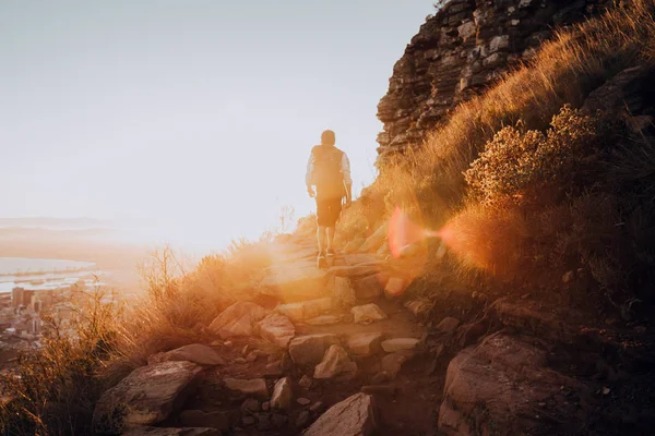 Man Standing High Rocks — Stock Photo, Image