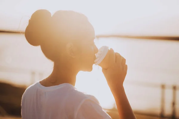Wanita Minum Kopi Saat Matahari Terbenam Menutup Happy Coffee Drink Stok Foto