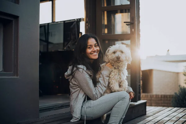 Attraktive Frau Mit Hund Auf Der Terrasse — Stockfoto