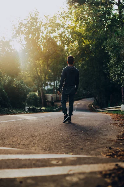 Вид Сзади Человека Идущего Один Парке — стоковое фото