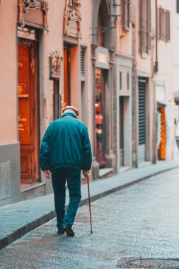 Sokakta yürüyen bastonlu yaşlı adam