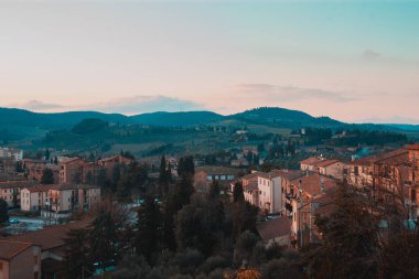 Güzel günbatımında Toskana tepelerinin manzarası