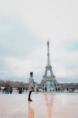 Paris 'te bulutlu bir günde Eiffel Kulesi' nde birçok insan meydan, Fransa