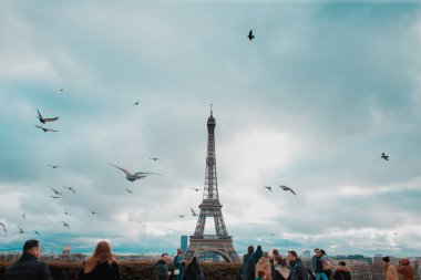 Paris 'te bulutlu bir günde Eiffel Kulesi' nde birçok insan meydan, Fransa