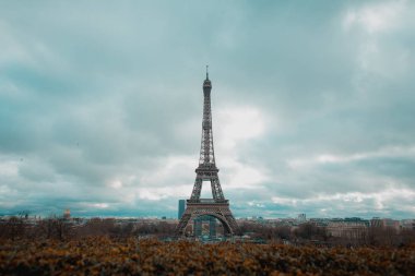 Paris, Fransa 'da bulutlu bir günde Eyfel Kulesi