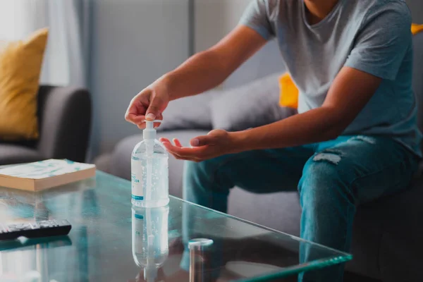 Junge Person Wäscht Sich Die Hände Mit Desinfektionsmittel Stockbild