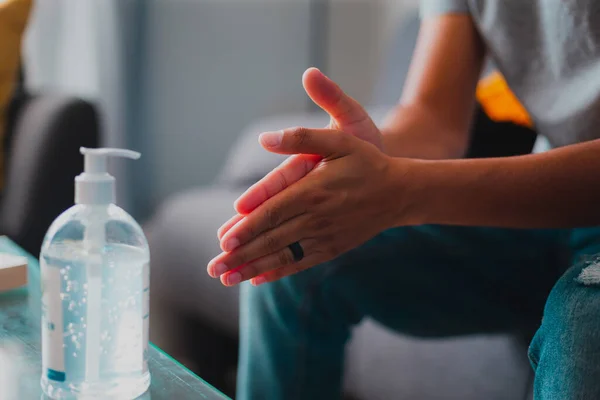Junge Person Wäscht Sich Die Hände Mit Desinfektionsmittel lizenzfreie Stockbilder
