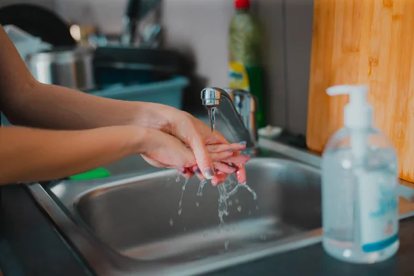 Junge Person Wäscht Sich Die Hände Mit Desinfektionsmittel lizenzfreie Stockfotos