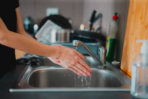 Ung Person Som Tvättar Händerna Med Rengöringsmedel Stockbild