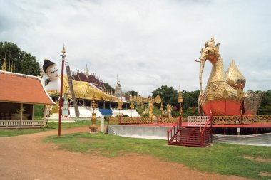 Yeni yapılmış bir tapınakta yalan söyleyen Buda.
