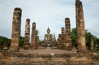 Sukhothai 'deki tarihi parkın kalıntıları.