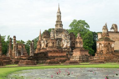 Sukhothai 'deki tarihi parkın kalıntıları.