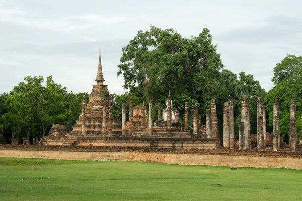 Ruines dans le parc historique de Sukhothai — Photo